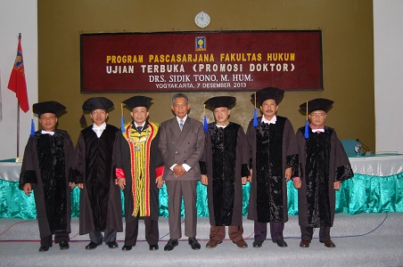 Dr. Drs. Sidik Tono, M.Hum (tengah) bersama ketua penguji, promotor, co promotor serta dewan penguji.